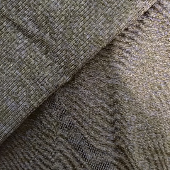 Lululemon long sleeve workout tee size 6. Worn once - Picture 3 of 3